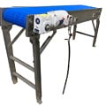 Cinta transportadora apta para uso alimentario con banda modular de plástico azul y estructura de acero inoxidable.